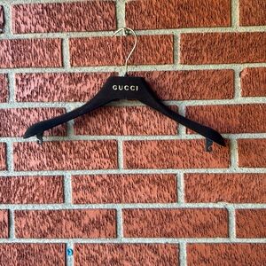 Gucci hanger velvet gold logo